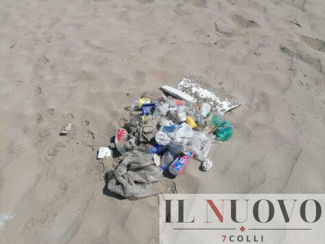 rifiuti spiaggia Tor San Lorenzo