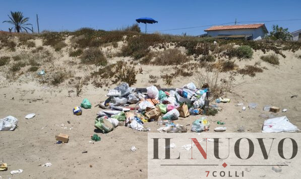 rifiuti spiaggia Tor San Lorenzo