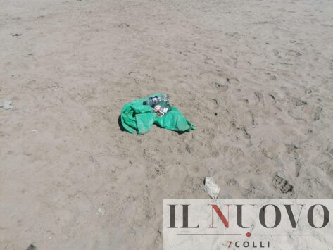 rifiuti spiaggia Tor San Lorenzo