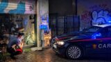 Roma, furto con ‘spaccata’ a Centocelle: sfonda la vetrina con un sanpietrino, poi prende a calci e pugni i carabinieri