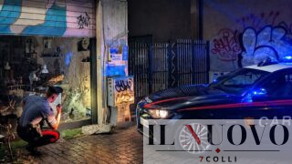 Roma, furto con ‘spaccata’ a Centocelle: sfonda la vetrina con un sanpietrino, poi prende a calci e pugni i carabinieri