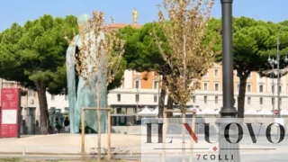 Roma sempre più desertica, altri alberi morti a Termini accanto la statua di Papa Wojtyla: “Erano stati piantati la scorsa primavera”