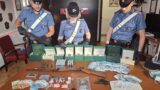 Ardea, in casa con due fucili, cocaina, cartucce, Rolex e banconote false: arrestato 62enne
