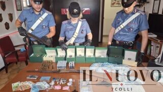 Ardea, in casa con due fucili, cocaina, cartucce, Rolex e banconote false: arrestato 62enne