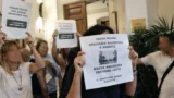 Roma, case occupate: Gualtieri firma gli sgomberi, la protesta sbarca in Campidoglio