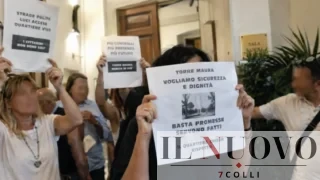 Roma, case occupate: Gualtieri firma gli sgomberi, la protesta sbarca in Campidoglio