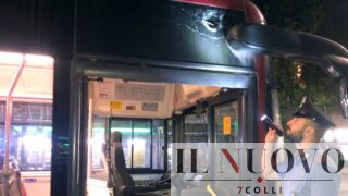 Roma, lancia un masso contro un bus ATAC in corsa all’Eur: panico tra i passeggeri