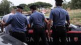 Roma, bloccano un’auto per rapinare un 69enne, poi aggrediscono un’infermiera del 118: 3 arresti