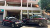 Roma, entra in un bar con un machete e semina il panico: poi aggredisce i carabinieri, arrestato anche il fratello