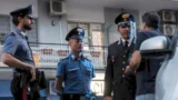 Roma, donna colpita a bottigliate in testa davanti al figlio di 12 anni è in fin di vita: arrestato il marito 41enne
