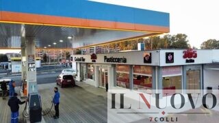 Paura ad Acilia, fuga di GPL durante il rifornimento di un distributore: evacuati gli edifici e chiusa via di Acilia