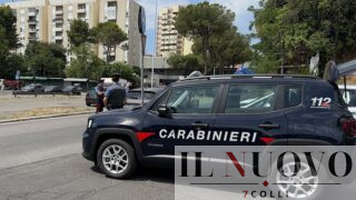 Roma, si barrica in casa della madre per evitare l’arresto: ore di tensione, poi il negoziatore dei Carabinieri lo convince ad arrendersi