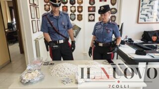 ‘Vacanza pagata’ a Nettuno preparando dosi di crack: trovati 2 chili di droga, 5 arresti