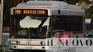 Roma, ha un malore mentre attraversa la Colombo e rischia di essere investito: salvato da autista eroe