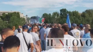 Lazio contro Lotito, più di 20mila tifosi in corteo da ponte Milvio al Flaminio: “Vendi subito la squadra”(FOTO)