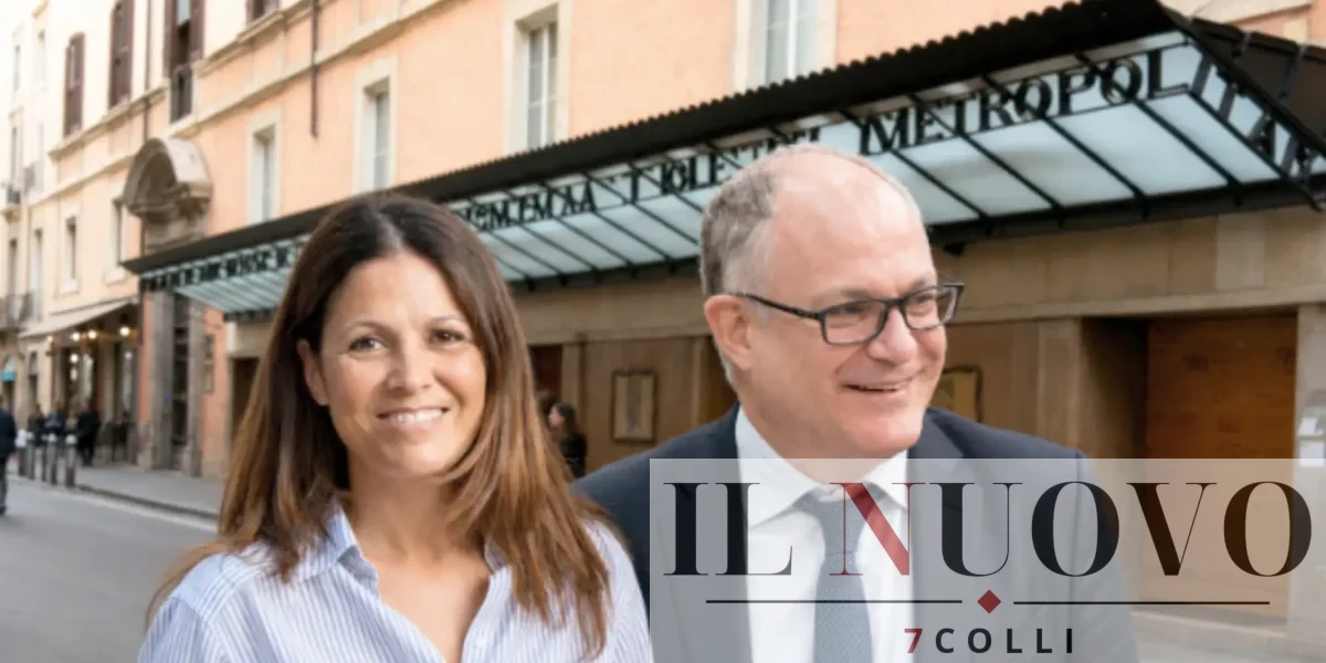 Sullo sfondo l'ex Metropolitan di Roma, in primo piano Gualtieri e l'assessore Baglio