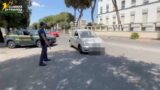 Ostia, fermato con un coltello da 31 centimetri e una mazza da baseball in auto: denunciato e patente ritirata (VIDEO)