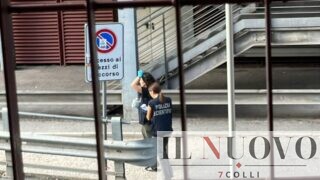 Roma, sale sul tetto del centro commerciale e si lancia nel vuoto: morta sul colpo