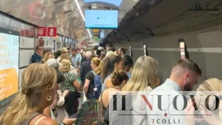 Metro A e B di Roma nel caos: utenti ‘intrappolati’ tra caldo, ressa e lunghe attese