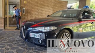 Roma, tentano di svaligiare un appartamento in pieno giorno, ma restano intrappolati nel palazzo: arrestati tre ladri