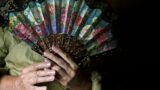 Il ritorno del ventaglio: da simbolo di corte ad accessorio glamour contro il gran caldo