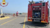 Tor San Lorenzo, barca in fiamme al largo: due uomini ustionati salvati con l’elicottero
