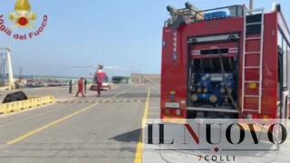 Tor San Lorenzo, barca in fiamme al largo: due uomini ustionati salvati con l’elicottero