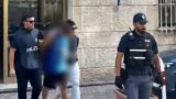 Roma, trascinano un’anziana sull’asfalto per rubarle la borsa: presi a Ostia due rapinatori seriali (VIDEO)