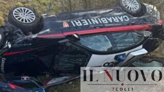 Fregene, terribile incidente tra auto e pattuglia dei Carabinieri: la gazzella si ribalta, sul posto due ambulanze e l’eliambulanza