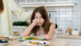 Roma, botte e docce gelate ai figli per obbligarli a mangiare vegano: chiesti 5 anni per il padre