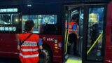 Roma, “Sposta l’auto, che non passo”: lui scende, prende a calci il bus e distrugge un vetro. All’Eur automobilisti aggrediti a bastonate