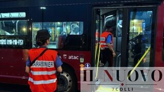 Roma, “Sposta l’auto, che non passo”: lui scende, prende a calci il bus e distrugge un vetro. All’Eur automobilisti aggrediti a bastonate
