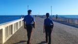 Ostia, “Datemi le borse o spariamo”: terrore al pontile, rapinano due sorelle e i loro amici e scappano. Il racconto