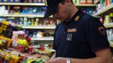 Roma, blitz all’Aurelio: arrestato rapinatore, scoperta ‘polveriera clandestina’ e sequestrati 75 chili di alimenti scaduti (VIDEO)