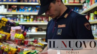 Roma, blitz all’Aurelio: arrestato rapinatore, scoperta ‘polveriera clandestina’ e sequestrati 75 chili di alimenti scaduti (VIDEO)
