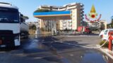 Paura ad Acilia, fuga di GPL durante il rifornimento di un distributore: evacuati gli edifici e chiusa via di Acilia