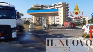 Paura ad Acilia, fuga di GPL durante il rifornimento di un distributore: evacuati gli edifici e chiusa via di Acilia