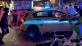 Roma, far west al Colosseo: baby gang ruba un’auto della Polizia Locale e picchiano gli agenti (VIDEO)
