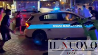 Roma, far west al Colosseo: baby gang ruba un’auto della Polizia Locale e picchiano gli agenti (VIDEO)