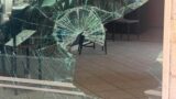 Furto nella notte a Pomezia, sfondano la vetrina del parrucchiere con un piede di porco: “Ci hanno devastato il negozio” (FOTO)
