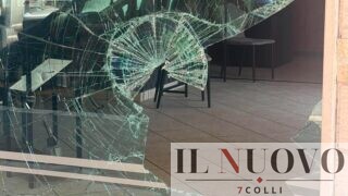 Furto nella notte a Pomezia, sfondano la vetrina del parrucchiere con un piede di porco: “Ci hanno devastato il negozio” (FOTO)
