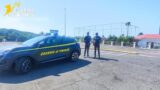 Ostia, blitz con 100 finanzieri tra spiagge, porto e locali: arrestato uno spacciatore, lavoratori in nero e migliaia di prodotti sequestrati