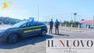 Ostia, blitz con 100 finanzieri tra spiagge, porto e locali: arrestato uno spacciatore, lavoratori in nero e migliaia di prodotti sequestrati
