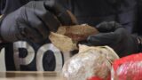 Roma, fuga sui tetti in stile parkour a Tor Bella Monaca: sequestrati 51 chili di droga, due arresti (VIDEO)