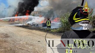 Fiumicino, grosso incendio tra l’aeroporto e Parco Leonardo: allarme per alcuni container nell’area
