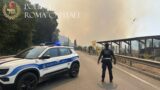 Grosso incendio tra Roma e Pomezia, fiamme lungo via della Solfarata: strada chiusa e traffico in tilt