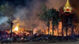 Roma, incendio all’alba in una discarica abusiva sulla Tiberina: fiamme anche in un capannone, nube nera visibile per chilometri (FOTO)