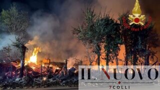 Roma, incendio all’alba in una discarica abusiva sulla Tiberina: fiamme anche in un capannone, nube nera visibile per chilometri (FOTO)