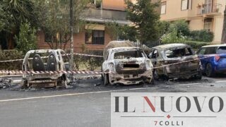 Roma, notte di fuoco a Casal Bruciato: a fuoco 5 auto e un furgone