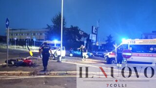 Pomezia, spaventoso incidente sulla via del Mare tra auto e moto: 2 feriti, centauro in codice rosso (FOTO E VIDEO)